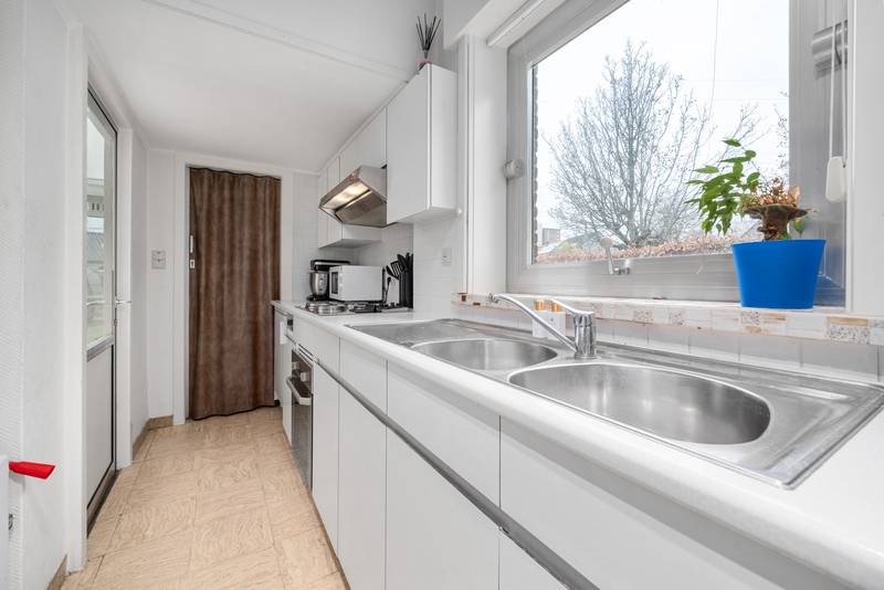 Roeselare : Op te frissen hoekwoning met gezellige tuin  voorzien van 3 slaapkamers en veel potentieel. - foto 5