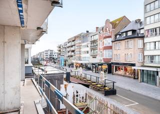 <strong>Residentie ZonZicht: Uw uitvalsbasis aan de Kust</strong><br /> <br />Ontdek residentie "ZonZicht", een stijlvol nieuwbouwproject in de Zeelaan te Koksijde, op slechts één minuut wandelen van het strand. Het gebouw, gekenmerkt door strakke lijnen en grote raampartijen, biedt maximaal lichtinval en een tijdloze architectuur. De hoge afwerkingsgraad en het gebruik van kwalitatieve materialen zorgen voor duurzaam wooncomfort. <br /> <br />Residentie "ZonZicht" is ideaal voor wie een comfortabele uitvalsbasis zoekt voor vakanties in Koksijde, met een uitstekende bereikbaarheid en nabijheid van het centrum en het gemeentehuis, waar tal van activiteiten plaatsvinden. Bovendien is dit project een sterke investering, met mogelijkheden voor zowel vakantie- als jaarverhuur.<br /><br />Indeling: Inkomhal met plaats voor vestiaire | Open en volledig uitgeruste keuken | Zonnige leefruimte uitgevend op westgericht balkon (6,33 m²) met zijdelings zeezicht | Berging met voorziening voor wasmachine | Badkamer met inloopdouche en lavabo in meubel | Afzonderlijk toilet met lavabo | 2 slaapkamers uitgevend op balkon achteraan (1,66 m²) | Private kelder | Gemeenschappelijke fietsenberging | Gemeenschappelijk vuilnislokaal.<br /> <br />Wonen in "ZonZicht" betekent genieten van comfort, stijl, en een ongeëvenaarde kustervaring.