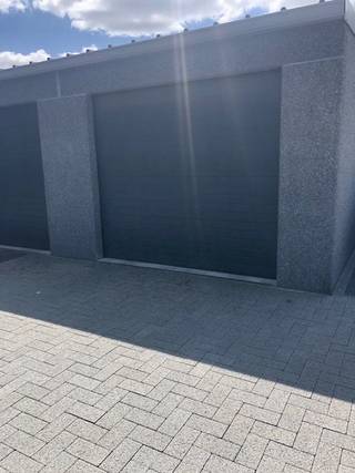 Gelijkvloers 2-slaapkamer appartement met tuin en garage. Nabij centrum, gelegen in rustige straat. Huurprijs 925eur/m + gemeenschappelijke...
