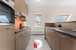 Ben je op zoek naar een ruim en instapklaar appartement aan zee, waar comfort, rust en bereikbaarheid elkaar ontmoeten?<br />Dit drieslaapkamerappartement bevindt zich in een verzorgd domein op wandelafstand van het strand en tegenover de Royal Ostend Golf Club.<br /><br />De lichtrijke leefruimte met open keuken vormt het hart van het appartement en geeft uit op een aangenaam terras – perfect om te genieten van een ontspannend moment in de zeelucht.<br />Met drie volwaardige slaapkamers, een stijlvolle badkamer en voldoende bergruimte, biedt dit appartement alle comfort voor wie houdt van ruimte en kwaliteit.<br /><br />Dankzij de doordachte indeling en hoogwaardige afwerking is dit appartement ideaal als tweede verblijf, zorgeloze investering of comfortabele vaste woonst aan zee.