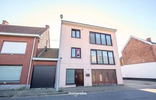 Dit appartement in Waregem biedt alle standaardvoorzieningen die je nodig hebt om comfortabel te leven. Het appartement is gelegen op een gunstige locatie en beschikt over een terras.<br /><br />Het appartement beschikt over ruime woonkamer met aansluitende keuken, één slaapkamer en één badkamer, waardoor het perfect is voor alleenstaanden of koppels. <br /><br />Beschikbaarheid: 1/02/2026<br />Berging inbegrepen in de huurprijs <br />Geen syndickosten <br /><br />Voor meer info of een bezoek: lisa@immoroba.be