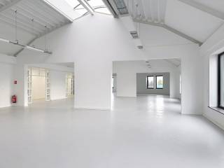 Bent u op zoek naar een goed gelegen en veelzijdige bedrijfsruimte die zowel functioneel als strategisch is?<br /><br />Dit volledig gerenoveerde industriële pand, gelegen op de grens tussen Schelle en Aartselaar, biedt een uitstekende locatie voor zowel activiteits- als opslagdoeleinden. Dankzij de nabijheid van de A12 heeft u een vlotte verbinding naar zowel Brussel als Antwerpen, wat het ideaal maakt voor bedrijven die een centrale ligging en gemakkelijke bereikbaarheid belangrijk vinden.<br /><br />De units zijn flexibel in te delen en kunnen naar wens opgesplitst worden, zodat ze volledig kunnen worden afgestemd op de behoeften van uw bedrijf. Bovendien zijn de units voorzien van vloerverwarming. Het pand is verder uitgerust met een goederenlift, die het laden en lossen van goederen aanzienlijk vergemakkelijkt, wat de operationele efficiëntie van uw bedrijf ten goede komt.<br /><br />Het terras, de keuken, de vergaderzaal en de gezellige refter zijn gemeenschappelijk, net zoals de goederenlift. De aanwezigheid van een conciërge zorgt voor een vlotte werking in het gebouw.<br /><br />LET OP: Deze units zijn NIET bestemd voor kantoorruimtes.<br />Prijs: €130/m²/jaar + €10/m²/jaar servicekosten.