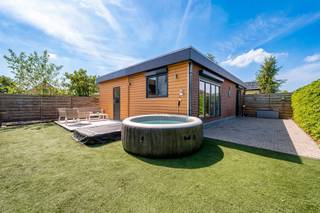Deze prachtige en instapklare bugalow werd gebouwd in 2013 in een groene en rustige omgeving op het Waasmeer in Tielrode, Temse. De woning heeft een inkomhal, een ruime en lichtrijke leefruimte, een ingebouwde keuken en twee slaapkamers waarvan 1 slaapkamer met ensuite badkamer. De woning is omgeven door een mooi en groot aangelegd terras en een tuin, dit alles in een mooi afgesloten geheel om de privacy in het tuindeel te garanderen. Vooraan de woning is er een ruime oprit (2 tot 3 parkeerplaatsen).<br />Voorzien van alle modern comfort zoals rolluiken en warmtepomp lucht lucht (airco). <br /><br />Elektriciteit:<strong> conform</strong> volgens het AREI tot 27/01/2039<br /><strong>EPC </strong>label <strong>C</strong>: <strong>285 kWh/ (m2 jaar)</strong> (geen renovatieplicht)<br />Stedenbouw: gebieden voor verblijfsrecreatie (<strong>permanent wonen en domicilie plaatsen is mogelijk</strong>), verkavelingsvergunning, geen herstelmaatregel of bestuurlijke maatregel opgelegd, geen overstromingsgevoelig gebied G-score: A P-score: A.<br />Perceel: 244m2.<br /><br />Momenteel heeft de woning 84m2 bruto woonoppervlakte (volgens het EPC) en is er eventuele uitbreiding mogelijk (bijgebouwen alsook extra verdieping mogelijk).<br /><br />Op slecht 5 min van de invalswegen richting Antwerpen of Gent ,centraal gelegen in het groen maar toch overal dichtbij. <br />Hou jij van rust? Of bent je investeerder op zoek naar dé ideale investering?<br />Bel vandaag nog voor een persoonlijke rondleiding naar Taghnee Apers via +32 475 42 89 58 of mail naar taghnee@ocvastgoed.be<br /><br />