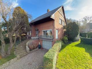 RUIME OPEN BEBOUWING, gelegen aan de voet van de Edelareberg, op een RUIM PERCEEL van ca. 1.034 m². Deze woning biedt dankzij haar RUIME...