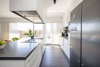 Locatie
Dit lichtrijke en goed onderhouden appartement is gelegen in Boechout, op wandelafstand van tal van winkels, supermarkten en andere voorzieningen langs de grote baan. Dankzij de vlotte bereikbaarheid en centrale ligging geniet u hier van optimaal wooncomfort.
Indeling
Bij het betreden van het appartement komt u in de inkomhal met ingebouwde kast en een apart gastentoilet. Daarnaast bevindt zich een ruime berging/bureau met aansluiting voor was- en droogmachine.
De gezellige, lichtrijke woonkamer met moderne open keuken vormt het hart van de woning en biedt directe toegang tot het eerste zonnige terras.
De badkamer is uitgerust met een ligbad en dubbele wastafel. Achteraan bevinden zich twee volwaardige slaapkamers, waarvan één met rechtstreekse toegang tot een tweede terras.
Momenteel is het appartement gunstig verhuurd aan een fijn gezin, wat het ook interessant maakt als investering.
Een garagebox is apart aan te kopen voor €25.000.
Troeven
- Centrale ligging nabij winkels en voorzieningen
- Twee zonnige terrassen
- Twee volwaardige slaapkamers
- Interessant als investering
- Garagebox (apart aan te kopen)
Technische gegevens
Lage gemeenschappelijke kosten en gunstig EPC-label B.
