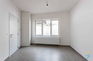 <p>Deze volledig gerenoveerde woning bevindt zich in het centrum van Geraardsbergen, op wandelafstand van scholen, winkels en het station. Dankzij de ligging in een zijstraat van de Oudenaardsestraat geniet u van een rustige woonomgeving zonder hinder van doorgaand verkeer, terwijl alle dagelijkse voorzieningen vlot bereikbaar zijn. In de buurt is bovendien voldoende publieke parkeergelegenheid aanwezig.</p>
<p>De woning werd in 2026 grondig gerenoveerd en is instapklaar. Ook het dak werd vernieuwd in 2019. Op het gelijkvloers bevinden zich de leefruimte met nieuwe keuken, een praktische bergruimte en een badkamer met douche en toilet. Achteraan vindt u een bijkomende berging, een aangenaam terras en een onderhoudsvriendelijke tuin.</p>
<p>Op de eerste verdieping zijn er drie slaapkamers, waarvan één als doorloopkamer ingericht is. Op deze verdieping bevindt zich eveneens een tweede badkamer, uitgerust met een ligbad en toilet. De tweede verdieping werd volledig afgewerkt en ingericht als extra slaapkamer.</p>
<p>Op energetisch vlak scoort de woning goed met een EPC label B dankzij de centrale verwarming op aardgas, dubbele beglazing en aanwezige isolatie. Bovendien werd de volledige woning recent geschilderd, waardoor u zonder verdere werken kunt intrekken.</p>
<p>Bent u op zoek naar een ruime en verzorgde woning op een centrale maar rustige locatie in Geraardsbergen, dan is dit pand zeker een bezoek waard.</p>
<p>Meer info? Een bezoek? Bel Jordi 0477/32.61.53</p>