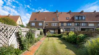 Stevig gebouwde woning op een perceel van 324 m² op wandelafstand van het centrum van Knokke. De woning omvat momenteel 5 slaapkamers, een aangename tuin en een grote garage met uitweg achteraan. <br /><br />De woning is goed gelegen centraal te Knokke met alle winkels, de sportfaciliteiten van Duinenwater en het openbaar vervoer met trein en tram binnen wandelafstand. <br /><br />Een stevige woning volledig onderkelderd en voorzien van gewelven in beton. Drie volwaardige verdiepingen + grote kelder. Achteraan het perceel een vergund bijgebouw met de garage en extra ruimte voor de fietsen. Het dak van de woning werd vernieuwd in 2009. <br /><br />Gelijkvloers met inkom, traphal, woonkamer en keuken uitgevend op de tuin alsook een gastentoilet. Op de eerste verdieping 3 slaapkamers en een ingerichte badkamer met extra toilet. Volwaardig tweede verdiep met slaapkamer 4 en 5. Een aangename buitenruimte met zonneterras, tuin en achterliggende garage met uitweg. <br /><br />De woning bevindt zich in een te moderniseren toestand maar beschikt over een degelijke basisconstructie. Met het beschikbare volume en de aanwezigheid van de mooie tuin en de vergunde garage is dit een opportuniteit voor kopers op zoek naar een woning vlakbij Knokke-Centrum. <br /><br />Kom de woning vrijblijvend bezoeken na afspraak met Willem Cauwels op GSM 0477/60.12.16.