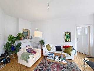 <p>SAINT-GILLES: Vlak bij de Barrière de Saint-Gilles en het Parc de Forest, evenals alle voorzieningen, een appartement met 1 slaapkamer van ±55 m² op de 2e verdieping zonder lift. Het appartement bestaat uit een inkomhal, toilet, bureau van ±6m², ingerichte keuken (oven, kookplaten, en afzuigkap), balkon van ±2 m² op het oosten, eetkamer van ±12m², woonkamer van ±24m² en slaapkamer van ±12m². Kosten: 90 €/maand aan servicekosten, inclusief koud water, gemeenschappelijke kosten en een verzekering tegen regresvorderingen. EPC G. geschilderd worden. Beschikbaar vanaf 01/12/2026.</p>
<p></p>
<p><u>Op de 2e verdieping zonder lift:</u></p>
<p></p>
<p>- Hal</p>
<p>- WC</p>
<p>- Kantoor ±6m²</p>
<p>- Ingerichte keuken (oven, kookplaten, en afzuigkap)</p>
<p>- Balkon ±2 m² op het oosten</p>
<p>- Eetkamer ±12m²</p>
<p>- Woonkamer ±24m²</p>
<p>- Slaapkamer ±12m²</p>
<p></p>