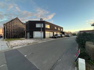 Dit licht en ruime hoekappartement is gelegen in het centrum van Knesselare, met een uitstekende bereikbaarheid naar de expressweg Aalter - Maldegem.<br />Het appartement bevindt zich in een kleinschalig gebouw en wordt ongemeubileerd verhuurd.<br /><br />Indeling:<br />Inkomhal met trap naar de eerste verdieping.<br />Ruime hall met apart toilet.<br />Lichtrijke woonkamer (westoriëntatie) met een aangrenzende bureauruimte.<br />Open keuken die in verbinding staat met de nachthal.<br />Badkamer voorzien van ligbad en lavabo.<br />Berging met aansluiting voor wasmachine.<br /><br />2 volwaardige slaapkamers, plus een derde kamer met ingebouwde kasten, ideaal voor een dressing of werkruimte.<br />Parkeerplaatsen voor het gebouw. <br /><br />Bijzonderheden: geen algemene kosten (syndickosten) voor het gebouw. <br />Ref. OGA001