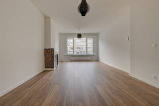 Dit instapklaar 2-slaapkamerappartement met een ruime tuin is gelegen op een zeer centrale locatie in Deurne. Het is ideaal gelegen vlakbij tal...