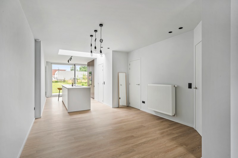 Volledig gerenoveerde halfopen woning met 3 slaapkamers en zonnige tuin in het centrum van Ledegem (B-Label) - foto 5