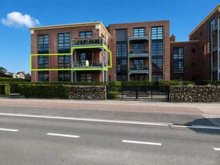 <span><span><strong>Ruim appartement (132m²) met 2 slaapkamers in residentie "De Melkerij"<br /><br /><u>Een bezoek aanvragen kan eenvoudig via onze website: www.immodrie.be. Zoek het pand terug onder 'Te Huur' en selecteer vervolgens op de pagina de optie 'Bezoek aanvragen'. Omwille van de grote reeks aanvragen, worden verzoeken via Immoscoop of andere portaalsites niet verwerkt.</u><br /></strong></span></span>
<p><span>Bij het binnenkomen komen we terecht in de inkomhal. Deze vormt het centrale vertrekpunt van het appartement en biedt toegang tot de verschillende ruimtes. In de inkomhal bevindt zich meteen een praktische kleine berging, waar ook de CV-installatie is ondergebracht. Daarnaast is er hier een afzonderlijk toilet aanwezig.</span></p>
<p><span>Via een deur komen we in de ruime leefruimte. Deze ruimte biedt voldoende plaats voor zowel een comfortabele zithoek als een gezellige eethoek. Er is volop ruimte om de leefruimte naar eigen smaak en levensstijl in te richten. Dankzij de open en aangename indeling vormt dit het centrale hart van het appartement. </span><span>Vanuit de leefruimte is er bovendien rechtstreeks toegang tot het terras. </span></p>
<p><span>Aansluitend aan de leefruimte bevindt zich de volledig uitgeruste keuken. De keuken is praktisch ingericht en beschikt over voldoende werk- en opbergruimte. Het ruime keukeneiland is voorzien van een spoelbak en vaatwasser en biedt daarnaast extra werkruimte. De keukenwand is uitgerust met een kookvuur, combi-oven en koelkast. Daarnaast is er een afzonderlijke diepvriezer voorzien. Aansluitend aan de keuken bevindt zich nog een praktische berging, ideaal voor het opbergen van voorraad alsook is hier de aansluiting voor de wasmachine terug te vinden. </span></p>
<p><span>Terugkerende naar de inkomruimte, is er van hieruit toegang tot de nachthal. Via de nachthal bereiken we de badkamer en de twee ruime slaapkamers.</span></p>
<p><span>De twee slaapkamers bieden heel wat mogelijkheden en kunnen volledig naar eigen behoefte worden ingericht. Ze zijn geschikt als comfortabele slaapkamers, maar kunnen uiteraard ook dienstdoen als bureau, hobbyruimte, dressing of logeerkamer. Dankzij de ruime afmetingen kunnen beide kamers flexibel worden benut.</span></p>
<p><span>De badkamer is praktisch en comfortabel ingericht en beschikt over een douche en een badkamermeubel met dubbele wastafel.<br /><br />Ondergronds is er nog een autostaanplaats aanwezig bij het appartement alsook een privatieve kelderberging.</span></p>
<span><strong>Pluspunten:<br /></strong></span><strong>- Ruime oppervlakte<br />- Inbouwkasten in inkomhal en grootste slaapkamer<br />- Ondergrondse autostaanplaats <span>en privatieve kelderberging.</span><br />- Energiezuinig (EPC-label A)<br />- Zonnescreens aanwezig (ook bij het terras).<br />- Locatie</strong>