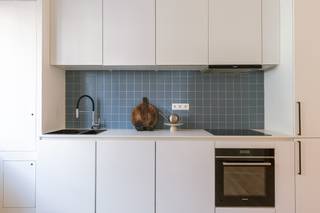 <p><strong><span>Maison familiale charmante et économe en énergie avec 4 chambres et jardin orienté plein sud à Gand</span></strong></p>
<p><strong><span>MOBISCORE 9,4 – EMPLACEMENT EXCEPTIONNEL</span></strong></p>
<p><span>Cette maison de caractère est située dans la Puinstraat à Gand, dans le quartier résidentiel prisé de la Visserij, offrant un environnement agréable et une excellente accessibilité. La propriété se trouve à courte distance du centre historique de Gand et bénéficie d’un accès rapide aux principaux axes routiers.</span></p>
<p><span>Dès l’entrée, vous découvrez un hall d’entrée séparé avec un authentique escalier blanc qui souligne immédiatement le charme de la maison. Le rez-de-chaussée comprend également des toilettes invités séparées.</span></p>
<p><span>Le vaste séjour lumineux constitue le cœur de la maison. Grâce aux grandes baies vitrées, la pièce bénéficie d’une abondante lumière naturelle. Un mur d’accent revêtu de peinture à la chaux apporte une touche chaleureuse et élégante.</span></p>
<p><span>La cuisine ouverte, entièrement équipée et de couleur blanche, dispose de placards intégrés et de nombreux espaces de rangement. Une porte coulissante donne directement accès au jardin orienté plein sud.</span></p>
<p><span>Le rez-de-chaussée comprend également une buanderie pratique avec raccordement pour une machine à laver.</span></p>
<p><span>Au premier étage, vous trouverez une salle de douche séparée ainsi qu’une salle de bains complète équipée d’un double lavabo et d’une baignoire. Une chambre spacieuse se trouve également à cet étage.</span></p>
<p><span>Le deuxième étage comprend deux chambres supplémentaires de belle taille.</span></p>
<p><span>Derrière une porte séparée, un escalier fixe mène au dernier étage où se trouve une quatrième chambre. Cette pièce peut également servir de bureau, salle de loisirs ou espace polyvalent.</span></p>
<p><strong><span>Les atouts de cette maison :</span></strong><br /><span>• PEB A</span><br /><span>• Maison sans amiante</span><br /><span>• Panneaux solaires présents</span><br /><span>• Hall d’entrée authentique avec escalier de caractère</span><br /><span>• Séjour spacieux et lumineux</span><br /><span>• Mur décoratif en peinture à la chaux</span><br /><span>• Cuisine ouverte blanche avec placards intégrés</span><br /><span>• Jardin orienté plein sud</span><br /><span>• Buanderie avec raccordement pour machine à laver</span><br /><span>• Salle de douche séparée et salle de bains complète</span><br /><span>• Quatre chambres</span><br /><span>• Possibilité de bureau ou salle de loisirs</span></p>
<p><strong><span>Situation</span></strong></p>
<p><span>La maison bénéficie d’une excellente situation à proximité de :</span><br /><span>• Le centre historique de Gand</span><br /><span>• La gare de Gand-Dampoort</span><br /><span>• Le quartier prisé de la Visserij</span><br /><span>• Portus Ganda</span><br /><span>• La R40 et les principaux axes routiers</span><br /><span>• Espaces verts et zones de détente</span></p>
<p><span>En résumé, une maison familiale charmante et spacieuse bénéficiant d’une abondante lumière naturelle, de quatre chambres et d’un jardin ensoleillé dans un emplacement exceptionnel à Gand.</span></p>
<p><span>Pour plus d’informations, contactez Eva au 0475/69.38.22 ou via </span><span>eva@vicusvastgoed.be</span><span>.</span></p>