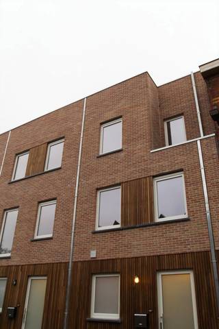 - Een bezoekmoment aanvragen kan via onze website: https://vicusvastgoed.be/nl/te-huur . <br />- Ga naar het respectievelijke pand en klik op ‘bezoek aanvragen’. <br />- Na invullen van ‘mijn huurprofiel’ koppelen wij spoedig terug. <br /><br />NIET BELLEN <br />COHOUSING IS NIET MOGELIJK<br /><br />In de Tortelduifstraat vinden we deze instapklare nieuwbouw woning terug. MOBI-score: 9,4/10. <br />Net uit het centrum, gelegen in rustige buurt en vlakbij belangrijke invalswegen. Het centrum van Gent bevindt zich op fietsafstand en de woning is gelegen in de buurt van tal van voorzieningen. Op wandelafstand van natuurreservaat Bourgoyen Ossemeersen. Deze woning werd uiterst praktisch ingedeeld. <br /><br />Binnenkomen doen we in een aparte en ruime inkomhal met toilet. We vinden op het gelijkvloers ook een zeer ruime leefruimte met veel lichtinval, een handige bergruimte en een moderne uitgeruste keuken. Achteraan vinden we een zeer grote tuin met terras. Op de verdiepingen vinden we twee badkamers met douche, een tweede toilet, een wasruimte met aansluiting voor de wasmachine en 4 (volwaardige!) slaapkamers. <br /><br />E-peil NIEUWBOUW: E25. Zeer laag verbruik. Zonnepanelen aanwezig!