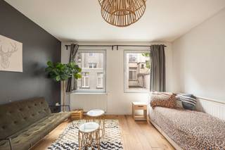 <p><span>Gezellige studio vlakbij Antwerpen Centraal!</span></p><p><span>Ideaal gelegen nabij de Carnotstraat met alle nodige winkelvoorzieningen en openbaar vervoer op loopafstand.</span></p><p><span> </span></p><p><span>We betreden de studio gelegen op de</span><span> 1ste verdieping</span><span> via de</span><span> traphal</span><span> achter de inkompoort van het gebouw.</span></p><p><span>We komen direct binnen in de </span><span>leefruimte</span><span> met een</span><span> open keuken</span><span> dewelke is uitgerust met een oven, elektrische kookplaat, dampkap en spoelbak.</span></p><p><span> </span></p><p><span>Naast de keuken bevindt zich de </span><span>badkamer</span><span> met een douche, wastafel en een toilet.</span></p><p><span>Tenslotte is er een</span><span> gemeenschappelijk koertje</span><span> en een </span><span>gemeenschappelijke wasruimte</span><span> beneden bij de gang.</span></p><p><span> </span></p><p><span>Kortom een ideale studio voor starters of als investering!</span></p><p><span> </span></p><p><span>Troeven:</span></p><ul><li><span>CV op gas</span></li><li><span>Centrale ligging</span></li></ul><ul><li><span>Ideaal voor starters of als investering</span></li><li><span>Gemeenschappelijke koer en wasplaats</span></li></ul><p><span> </span></p><p><span>Vrijblijvend advies met gratis schatting van uw eigendom? Neem gerust contact met ons op!</span></p><p><span> </span></p><p><span>Jessica Wojcik</span></p><p><span><span>Jessica@homeforyou.be</span></span></p><p><span>+32 488 24 97 20</span></p><p><span>7/7 bereikbaar</span></p><p><span> </span></p><p><span> </span></p>