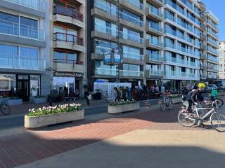 Res. Posseidon.<br />Immeuble commercial avec un bel espace d'exposition situé sur la Zeedijk, bien situé entre Lichttoren- et Albertplein. Kitchenette et espace de stockage. Sous-sol directement accessible via la propriété commerciale. Actuellement solidement loué jusqu'au 31/10/2025. <br />CPE: unité non résidentielle : label 'D' - UC : 0002722259-KNR-1<br />Réf. W701