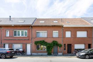 Bent u op zoek naar een instapklare woning met karakter in Maria-ter-Heide? Dan leest u best even verder. Deze woning uit 1951 met 205m² bewoonbare oppervlakte, onderging een grote renovatie in 2013 waarbij de authentieke kenmerken werden behouden, met dit mooie plaatje als resultaat. Gelegen op een rustige locatie nabij het centrum, in een groene omgeving, heeft deze woning alle troeven voorhanden.<br />Indeling: de inkomhal geeft toegang naar de gezellige woonkamer met aansluitend de lichtrijke keuken. Vervolgens is er de wasplaats en het gastentoilet. Het grote terras verbindt de woning met de zuidwest gerichte tuin. Op de eerste verdieping is er de badkamer met inloopdouche, wastafel enkel in meubel en een toilet. Verder zijn er nog 2 grote slaapkamers en 1 kleine. Op de tweede verdieping hebben we nog een bureauruimte met aansluitend een 4de grote slaapkamer. Waterleiding is hier aanwezig dus mogelijkheid tot extra badkamer. Tenslotte is er nog een kleine kelder.<br />De huidige eigenaar heeft recent nog 2 airco's geplaatst en de voordeur vervangen.<br />Troeven:<br />- EPC label B<br />- EK conform<br />- kindvriendelijke buurt<br />Lijkt deze woning iets voor u? Maak dan snel een afspraak via 03 360 85 30!