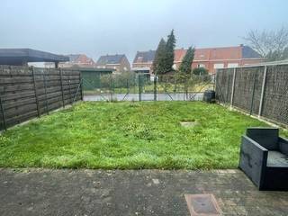 Centrum Stasegem: Een jonge en uiterst energiezuinige woning bestaande uit inkomhal met gastentoilet, woonkamer, leefkeuken en een ruime...