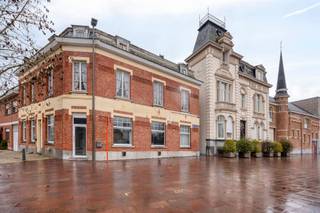 <p><span>Karaktervol renovatiepand met authentieke gevel en tal van mogelijkheden in Heffen.</span></p><p><span>In het centrum van Heffen bevindt zich dit opvallende renovatiepand met een unieke, authentieke gevel en een uitstraling vol karakter. Deze eigendom biedt een zeldzame kans voor wie op zoek is naar ruimte, charme en een pand met toekomstpotentieel.</span></p><p><span>Met een bewoonbare oppervlakte van ca. 311 m² beschikt het gebouw over royale volumes en een veelzijdige indeling. Hierdoor leent het pand zich perfect voor uiteenlopende invullingen.<br />De centrale ligging in Heffen vormt een extra meerwaarde, met een vlotte verbinding naar zowel de E19 als de A12. Bovendien is het dorp volop in ontwikkeling, wat deze locatie nog aantrekkelijker maakt.</span></p><p><span>Troeven:</span></p><ul><li><span>Authentieke gevel met unieke uitstraling .</span></li><li><span>Ca. 311 m² bewoonbare oppervlakte .</span></li><li><span>Grote volumes met veel potentieel .</span></li><li><span>Geschikt voor diverse bestemmingen .</span></li><li><span>Centrale ligging met goede bereikbaarheid .</span></li><li><span>Mogelijkheid om een buitenruimte te creëren .<br /><br /></span></li></ul><p><span>Renovatieverplichting van toepassing.<br />Voor dit pand geldt de renovatieverplichting voor residentiële gebouwen. Kopers dienen rekening te houden met de geldende regelgeving inzake energetische renovatie.</span></p>