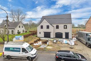 <p>Voor meer info of een bezoek, bel 054 69 39 37 - Deze <strong>energiezuinige nieuwbouwwoning (HOB) met landelijke architectuur</strong> is gelegen in het rustige Denderhoutem (Haaltert). Winkels, scholen en openbaar vervoer bevinden zich in de nabijheid. De oprit E-40 naar Gent of Brussel bereikt men op 5 min. rijden. Op het gelijkvloers bevindt zich de ruime inkomhal met vestiaire, apart toilet en de trap om de eerste verdieping te bereiken. Verder is er op het gelijkvloers een <strong>ruime eet- en leefruimte met open keuken</strong> (voorzien van alle toestellen). Via een groot schuifraam in de leefruimte, bereikt men het <strong>aangelegd terras en de tuin</strong>. De <strong>garage </strong>heeft een deur die uitgeeft op de open keuken. Op de eerste verdieping omvat de woning <strong>drie ruime slaapkamers</strong>, een apart toilet en een badkamer voorzien van dubbele lavabo, bad en douche. Via een uittrekbare trap bereikt men de niet-afgewerkte zolder. Deze kan mits het betalen van een meerprijs ook afgewerkt worden. De woning wordt voorzien van een oprit voor het plaatsen van een wagen alsook een terras aanpalend aan de keuken/leefruimte. De afwerking van de woning kan volledig zelf gekozen worden volgens smaak en budget. Het lastenboek, bouwplannen of verdere informatie kan verkregen worden op kantoor.<br /><br /><strong>*Prijs vermeld in de advertentie betreft prijs excl. BTW en kosten.<br />**Mogelijkheid tot aankoop aan 6% BTW.<br /></strong></p>
