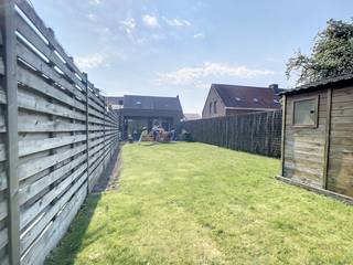 Deze opbrengsteigendom werd in 2004 volledig vernieuwd en bestaat uit 2 appartementen. De eigendom is zeer verzorgd en volledig instapklaar.Indeling...