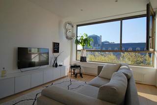 ENKEL BEZOEKEN MOGELIJK DOOR ONDERSTAANDE LINK VOLLEDIG EN CORRECT IN TE VULLEN:<br />https://mijnhuurprofiel.be/property/5b67b711-d097-4574-a7c7-56e189872df7/login<br /><br />Dankzij deze centrale ligging is zowel het zuiden als het noorden van de stad makkelijk bereikbaar. <br /><br />Indeling: inkomhal met vestiaire en apart toilet, een ruime leefruimte met volledig geïnstalleerde open keuken voorzien van alle inbouwtoestellen, ruime berging met aansluiting voor wasmachine en droogkast, de hal met ingemaakte kasten geeft toegang tot de twee slaapkamers, badkamer met dubbele lavabo en bad/douche. Beide slaapkamers hebben toegang tot het zonnige terras achteraan gelegen. <br /><br />Maandelijkse kosten: een provisie van € 160 voor de gemeenschappelijke kosten en het individueel verwarming verbruik. <br /><br />Beschikbaar vanaf 1 februari 2026. <br /><br />Voor meer info of een bezoek, neem contact op met Xander via xander@reds.be.