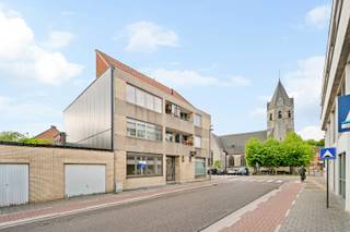 Dit verzorgd gelijkvloers appartement is ideaal gelegen in het centrum van Belsele, op wandelafstand van winkels, bakker, openbaar vervoer en andere voorzieningen. Dankzij de vlotte verbinding met de autostrade geniet u bovendien van een uitstekende bereikbaarheid naar Gent en Antwerpen.<br /><br />Het appartement beschikt over:<br /><br />- een ruime slaapkamer<br />- een tweede kamer die perfect dienst kan doen als bureau, dressing of kinderkamer<br />- een volledig ingerichte keuken<br />- een badkamer<br />- een kleine buitenruimte/koertje<br /><br />Extra troef: gratis parkeergelegenheid vlakbij het appartement.<br /><br />Huurprijs: €695/maand<br />Gemeenschappelijke kosten: ongeveer €60/maand<br /><br />Interesse? Schrijf je in via onze website.<br />www.woonvast.be<br />manon@woonvast.be
