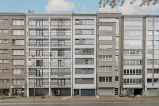 <p>Op zoek naar een appartement met ruimte, licht en potentieel? Dan is dit appartement op de vijfde verdieping van een kleinschalig gebouw zeker een bezoek waard. Dankzij het unieke concept van één appartement per verdieping geniet u hier van extra rust en privacy. Bovendien brengt de lift u comfortabel tot aan de voordeur.</p><p>Via de inkomhal betreedt u het appartement. Vooraan bevindt zich de ruime leefruimte, waar grote raampartijen zorgen voor een aangename lichtinval en een open gevoel. Aansluitend vindt u de keuken, die praktisch aansluit op de leefruimte.</p><p>De inkomhal geeft verder toegang tot een apart gastentoilet, een badkamer met douche en twee volwaardige slaapkamers. Eén van de slaapkamers biedt toegang tot een gezellig terras, een fijne plek om even buiten te genieten van een koffie in de ochtendzon of een rustig moment na een drukke dag.</p><p>Ook op praktisch vlak heeft dit appartement heel wat troeven. Op het gelijkvloers beschikt u over een inpandige autostaanplaats en in de kelder is er een private berging voorzien.</p><p>Het appartement kan een opfrissing gebruiken, maar biedt daardoor de ideale kans om het volledig naar eigen smaak en woonwensen in te richten. Met zijn ruime indeling, rustige ligging in het gebouw en bijkomende voorzieningen vormt dit een interessante opportuniteit voor wie op zoek is naar een woning met toekomst.</p><ul><li>Privatieve kelderberging</li><li>Inpandige autostaanplaats + voorziening voor het laden van elektrische fietsen</li><li>EPC B</li></ul>