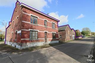 Composition :Sous-sol : cave : +/- 48 m²Rez de chaussée : hall d'entrée : 16,37 m², living : 27,14 m², ancien magasin : 32,88 m², salle à manger :...