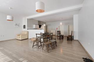 Bent u op zoek naar een ruime woning met tal van mogelijkheden op een centrale ligging in Genk? Dan is deze eigendom beslist een bezoek waard.<br /><br />De ligging is een absolute troef. De woning bevindt zich op wandelafstand van Thor Park en vlak bij de Stiemervallei, waar u kunt genieten van prachtige wandel- en fietsroutes. Scholen, winkels, openbaar vervoer en belangrijke invalswegen bevinden zich bovendien in de onmiddellijke omgeving.<br /><br />Deze eigendom wordt verkocht samen met een naastgelegen perceel van 4a43ca, kadastraal gekend als woeste grond. Samen met het perceel waarop de woning is opgericht, resulteert dit in een totale perceeloppervlakte van maar liefst 9a13ca.<br /><br />De woning beschikt over een ruime en lichtrijke leefruimte, een royale keuken, vijf slaapkamers en twee badkamers. Bovendien is de woning volledig onderkelderd, wat zorgt voor heel wat extra opslag-, hobby- of bergruimte.<br /><br />De eigendom wordt momenteel volledig als woning gebruikt en ingericht. Volgens de beschikbare stedenbouwkundige informatie is het pand echter gekend als handelshuis. Dit biedt interessante mogelijkheden voor wie wonen en werken wil combineren. Eventuele functiewijzigingen blijven steeds onderworpen aan de vereiste vergunningen en/of goedkeuringen van de bevoegde overheid.<br /><br />Het betreft een renovatieproject waarbij reeds verschillende belangrijke werken werden uitgevoerd, waaronder de plaatsing van PVC-ramen met dubbele beglazing en een nieuwe hoogrendements condenserende gasketel. De overige ruimtes kunnen verder gemoderniseerd worden en volledig naar eigen smaak worden ingericht.<br /><br />Dankzij de royale bewoonbare oppervlakte, het ruime perceel en de gunstige ligging biedt deze eigendom tal van mogelijkheden voor gezinnen, zelfstandigen, investeerders of kandidaten die wonen en werken wensen te combineren.<br /><br />Dit pand is onderworpen aan de renovatieverplichting van de Vlaamse overheid voor residentiële gebouwen (behoudens bij sloop binnen 5 jaar na de aankoop). Consulteer voor meer informatie de website van het Vlaams Energie- en Klimaatagentschap via https://www.vlaanderen.be/een-woning-kopen/renovatieverplichting-voor-residentiele-gebouwen<br /><br />Bestuursmaatregelen in het maatregelenregister: nee
