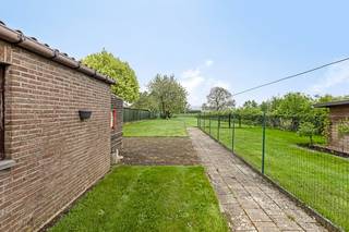 Ontdek deze charmante woning uit de jaren 40, gelegen op Grotestraat 240 in Kotem (Maasmechelen). Deze halfopen bebouwing combineert...