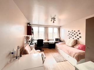 <p><span>Are you also looking for a safe and profitable investment with prospects of capital gain or are you looking to buy your own place for your student children?  Then maybe this centrally located and cozy studio is a real opportunity for you.<br />This energy-efficient studio with a living area of 22 m² is located on the fourth floor in the back and includes: an entrance hall, a bright living and sleeping area, a kitchenette and a bathroom with shower stall, toilet and sink. There is also a communal bike shed in this residence, both inside and outside, and a communal waste room. <br />In short, this beautiful and bright studio, a sigh from Gasthuisberg and the historic center of Leuven is definitely worth a visit. </span></p><p><span> </span></p>