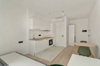 Gemeubelde studio's met een EPC A-label op een toplocatie te centrum Leuven! De verkoop geschiedt volledig onder registratierechten!<br /><br />Project bestaande uit eigentijdse, ruime en lichtrijke studio's waarvan verschillende met een slaapniveau en terrassen. <br /><br />Het project wordt gekenmerkt door grote ramen en hoge plafonds en is gelegen op een centrale ligging nabij Groep T, verschillende campussen en het station van Leuven!<br />Alle studio's beschikken over een volledig ingerichte keuken en een badkamer met een inloopdouche, een wastafel met een spiegel en een toilet.<br /><br />Door een goede isolatie, lucht-lucht warmtepompen, zonnepanelen en hoogwaardig glas zijn deze studio's zeer energiezuinig en allen voorzien van een EPC label A en zijn ze klaar voor de toekomst!<br /><br />Voor degene die de studio niet zelf in gebruik nemen en willen verhuren, bieden we een huurgarantie voor academiejaar '26-'27.<br /><br />Voor meer info of een bezoek ter plaatse kan u contact opnemen via arnaut@immojanstas.be of 0495/292080!
