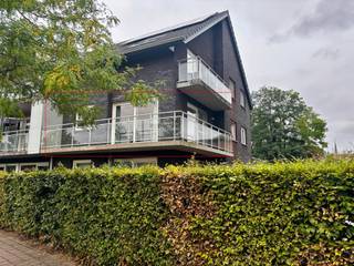 <h3><span>Rustig gelegen & energiezuinig appartement met ruim terras en garage</span></h3><p><span>Op zoek naar een comfortabel en lichtrijk appartement op een rustige locatie? <br />Dit verzorgd appartement op de </span><span>eerste verdieping</span><span> combineert aangename leefruimtes met een </span><span>ruim terras, twee slaapkamers en een privatieve garage</span><span>.<br />Bij het binnenkomen kom je in de inkomhal die toegang geeft tot de verschillende ruimtes. De ruime en lichtrijke leefruimte biedt plaats aan zowel een gezellige zithoek als een volwaardige eetplaats en sluit aan op de </span><span>keuken.</span><span><br />Een absolute troef is het </span><span>ruime terras</span><span>, dat zich langs 2 zijden van het appartement uitstrekt en vanuit de leefruimte toegankelijk is. Hierdoor geniet je van veel lichtinval en een fijne buitenruimte.<br />Verder beschikt het appartement over </span><span>twee slaapkamers</span><span>, een verzorgde badkamer met </span><span>inloopdouche en dubbele wastafel</span><span>, en een praktische berging met aansluiting voor wasmachine en droogkast.<br />Ook aan parkeergelegenheid werd gedacht: bij het appartement hoort een </span><span>afzonderlijke, ruime garagebox</span><span> op het achterliggende terrein.<br />Kortom, een verzorgd en praktisch appartement met veel licht, een aangename buitenruimte en een eigen garage, ideaal voor wie comfortabel en rustig wil wonen.</span></p><p><span>Wil je graag een bezichtiging inplannen? Contacteer ons dan via de website of via 052/50 50 00</span></p>