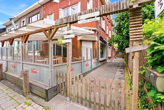 Ontdek dit veelzijdige handelspand met woonst aan de Grote Hulststraat 57 in Tielt! 🍽️<br />Een toplocatie met uitstekende zichtbaarheid en tal van parkeermogelijkheden voor klanten en bezoekers.<br /><br />🏠 Gelijkvloers<br />De handelsruimte is momenteel ingericht als horecazaak (ca. 120 m²) in een warme, gezellige sfeer.<br />Er is een ruime bar met ingebouwde koelfrigo’s en directe toegang tot de sanitaire voorzieningen.<br />Via de achterzijde bereik je de feest- of vergaderzaal (ca. 115 m²), eveneens uitgerust met bar, koeling en tapinstallatie — ideaal voor events of bijeenkomsten.<br />Daarnaast vind je op het gelijkvloers een leef-/bergruimte en een ingerichte keuken voorzien van koelkast, oven, kookplaat, dampkap en dubbele spoelbak.<br /><br />☀️ Buitenruimte<br />Zowel aan de voor-, zij- als achterkant kan je heerlijk vertoeven op de ruime terrassen. Perfect om klanten te ontvangen of om zelf te genieten van de zomeravonden. 🌿<br /><br />📦 Kelder<br />Ruime kelder, ideaal voor stockage of voorraadbeheer.<br /><br />🛋️ Eerste verdieping<br />Gezellige leefruimte met ingerichte keuken, berging, badkamer (douche, toilet, lavabo) en één slaapkamer.<br /><br />🏡 Tweede verdieping<br />Hier vind je nog een leefruimte met keuken, badkamer (douche, toilet, lavabo), één slaapkamer en toegang tot de zolder.<br /><br />✨ Troeven<br />- Centrale ligging met uitstekende visibiliteit<br />- Ruim terras rondom<br />- Feest- of vergaderruimte aanwezig<br />- Ingerichte woonst inbegrepen<br />- Voldoende parkeergelegenheid<br /><br />Een unieke kans voor wie wonen en ondernemen wil combineren op één toplocatie! 📍