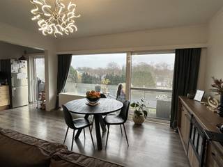 Wandel binnen in dit licht en gezellig te maken appartement. Gezien zijn aangename indeling treft u vooraan een ruime woonkamer met open keuken...