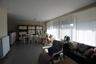 <p><strong><span>EEN APPARTEMENT OP EERSTE VERDIEPING - MET TERRAS, KELDERBERGING EN GARAGE<br /><br /></span></strong><strong><span>INDELING<br /></span></strong><span>Inkomhal, toiletruimte met handwastafeltje, woonkamer, open keuken met aanbouwkeuken met spoeltafel met 2 bakken, keramische kookplaat, afzuigkap, koelkast en elektrische oven, bergplaats-wasplaats met diepvriezer, brander van de centrale verwarming en van de warmwaterbereiding en plaats voor wasmachine en droogkast, 2 slaapkamers, badkamer met douchecel en badkamermeubel met 1wastafel.<br /><br /></span><strong><span>KELDERVERDIEPING<br /></span></strong><span>Kelderberging (linker kelderberging vanuit de straat gezien).<br /><br /></span><strong><span>BUITEN<br /></span></strong><span>Ruim terras (15 m²)<br /></span><span>Garage, zijnde de 2de garage van de rechter rij garages, vanuit de straat gezien.<br /><br /></span><strong><span>Geen gemeenschappelijke huurlasten.<br /></span><span>Overal rolluiken (elektrisch - manueel).</span></strong></p>