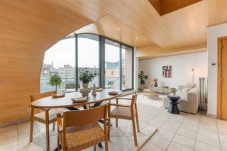 <p><span>VERKOCHT! Compromis in opmaak! Op zoek naar een charmant duplex-appartement met ruim terras en veel lichtinval? Ontdek dit één slaapkamer appartement nabij het Zuidpark en Keizerspark. In deze kleinschalige residentie kan u dit appartement met een bewoonbare oppervlakte van 75,5 m² op de derde verdieping terugvinden. Op deze verdieping bevindt zich een volledig geïnstalleerde open keuken en aangename woonruimte van 41 m² met direct toegang tot het terras van 9 m². De badkamer is uitgerust met een ligbad, dubbele wastafel en een toilet. Verder is er nog een handige bergruimte. Op de mezzanine bevindt zich de slaapkamer met aangrenzend een kleinere ruimte, momenteel ingevuld als inloopkast. In de slaapkamer kan u via het zolderluik de praktische zolder bereiken. </span></p><p><span>Dit appartement heeft een open en ruimtelijk gevoel door de overvloedige lichtinval. Met een EPC B-label, conforme elektrische keuring en een perfecte ligging qua openbaar vervoer en vlakbij de oprit van de autostrade, is dit appartement voor de sneller beslissers. </span></p><p><span> </span></p><p><span>Voor deze prijs krijgt u inclusief een staanplaats achteraan op het perceel gelegen. </span></p><p><span> </span></p><p><span>Bekijk alvast de virtuele toer op onze website en bel voor een afspraak naar 09/225.00.78.</span></p><p><span> </span></p>