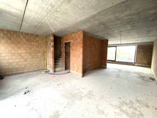 Deze ruime nieuwbouwwoning, ontworpen door Project Architects, biedt biedt de mogelijkheid tot de uitoefening van een vrij beroep of kantoor op het gelijkvloers.<br /><br />De casco woning omvat onder andere een ruime, brede leefruimte, vier slaapkamers, tuin, twee zonneterrassen en een polyvalente ruimte met apart toilet op het gelijkvloers. <br /><br />De afwerking is volledig naar eigen smaak te bepalen, waardoor u van deze woning een echte thuis kunt maken. Bovendien ligt de woning op een toplocatie, dicht bij alle commerciële voorzieningen. Een unieke kans voor wie modern en praktisch wil wonen!<br /><br />Mogelijkheid tot aankoop van twee ruime garageboxen. <br /><br />Bekijk de video op www.avantimmo.be<br /><br />Bezoeken? Graag na afspraak met Avantimmo op het nummer 050 62 50 55