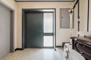 Hooglede-centrum. Stevig gebouwde half open bebouwing met 3 slaapkamers op een perceel van 241m2. Vaste huuropbrengst.<br /><br />Pal in het centrum en alled op wandelafstand zoals : dokter, banken, winkels, kerk, markt...<br />Deze woning is de meest rechtse woning, gebouwd in de jaren '70 en kreeg deels al vernieuwingen. Voorgevel +/-7.6m.<br />Inkomhal en vestiaire, toilet, ruime leefplaats met grote ramen en schouw.<br /><br />In een goede staat met reeds vernieuwde vloer in de leefruimte.<br />Nieuwe pvc-ramen en isolatie op de zolder. <br />Aparte leefkeuken. Berging en koer. Mogelijkheid tot aanpassing naar tuin of groter terras. Kelder. <br />Badkamer met douche lavabo en toilet.<br />Boven zijn er 2 ruime slaapkamers en 1 kleinere.<br />Grote bergzolder. Verwarming op elektriciteit.<br /><br />Er is een niet-condenserende ketel op stookolie maar niet in gebruik. PVC-ramen zijn grootdeels in dubbel glas, enkele nog in enkel glas.<br />Elektrische verwarming met aparte toestellen.<br /><br />Achteraan kan de verharding verwijderd worden een omgevormd worden in tuin/terras. Diepte van 8m.<br />De voorkant biedt mogelijkheden om aan te passen in tuin en af te sluiten per woning. <br />De inrit/uitrit is niet inbegrepen. <br /><br />Na het reeds verkochte perceel achteraan (bedrijfsgebouw) zijn deze kadastrale percelen van de woningen groter geworden dan vroeger.<br />Er is een uitgang achteraan bereikbaar te voet of met de fiets via de rechterdoorgang.<br />Koer van +/-55m2.<br /><br />Kom deze unieke woning zelf ontdekken – contacteer ons voor een bezichtiging en bel ons op het nummer 051/ 62 40 40!