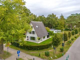 Stijlvol charmant - gerenoveerde high-end villa met 4 slaapkamers midden het "Koningshof" op een perceel van 1026m².gelijkvloers: inkomhal met...