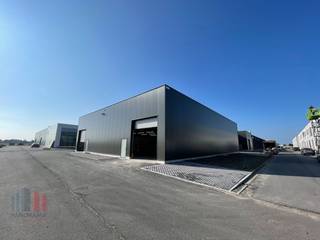 Nieuwbouw KMO-unit met een oppervlakte van +/- 342 m² en minstens 1 privatieve parkeerplaats te koop. Het casco magazijn is opgebouwd uit...