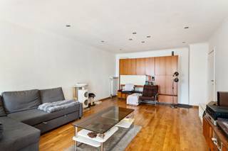 <p>Wonen in de Nationalestraat betekent dat Antwerpen zich letterlijk voor je deur afspeelt.<br />Even de stad in, iets gaan eten, een koffie onderweg of in het weekend richting de markt? En wanneer je daarna thuiskomt, wacht er op de eerste verdieping verrassend veel ruimte.</p>
<p>De leefruimte is royaal genoeg voor een ruime zithoek en een grote eettafel. Hier heb je alvast geen gepuzzel met meubels.<br />Vooraan ligt de aparte keuken. Praktisch ingericht en, dankzij het raam, ook hier aangenaam licht. Wie graag kookt zonder dat de afwas meteen deel uitmaakt van het interieur van de woonkamer, zal dat waarschijnlijk alleen maar toejuichen.</p>
<p>Verder telt het appartement twee volwaardige slaapkamers. En die hebben allebei nog een extra troef.<br />Je stapt vanuit beide kamers namelijk rechtstreeks het <strong>ruime terras</strong> op. Een bijzonder leuke buitenruimte midden in de stad, waar je 's ochtends rustig je eerste koffie drinkt, op zonnige dagen buiten eet of gewoon even ontsnapt aan de levendigheid van de stad.<br />De badkamer is uitgerust met een douche en ook aan het praktische werd gedacht: wasmachine en droogkast verdwijnen netjes uit het zicht in een <strong>aparte berging</strong>.</p>
<p>In totaal krijg je hier zo'n 90 m² bew. opp. Ruim genoeg voor een koppel, een klein gezin of voor wie die tweede slaapkamer liever promoveert tot thuiskantoor.</p>
<p>En dan is er nog die ene troef die in hartje Antwerpen bijna aanvoelt als valsspelen...<br />Je eigen <strong>ondergrondse autostaanplaats.<br /></strong>Geen rondjes rijden. Geen parkeerapp openen. Geen discussie over wie die ene vrije plek eerst zag. Gewoon naar binnen rijden en parkeren. En ja, die autostaanplaats zit mee in de prijs.<br />Met daarbovenop een <strong>gunstig EPC B</strong> krijg je hier een appartement dat niet alleen fijn gelegen en verrassend ruim is, maar ook praktisch helemaal klopt.</p>
<p>De stad wanneer je er zin in hebt. Een ruim terras wanneer je even rust wil. En je auto? Die staat gewoon beneden.</p>
<p>Troeven<br />- Centrale ligging in de Nationalestraat<br />- Ca. 90 m² bewoonbare oppervlakte<br />- Royale leefruimte<br />- Aparte keuken<br />- Ruim terras<br />- EPC B<br />- Ondergrondse autostaanplaats inbegrepen in de prijs</p>