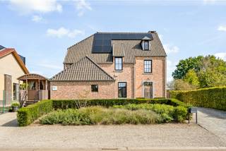 Dans le quartier prisé de Sint-Lambrechts-Herk se trouve cette magnifique et exceptionnelle villa où le confort, le luxe et l'habitat économe en énergie se rencontrent. Avec une superficie de terrain de 900 m² et une superficie habitable de 368 m², cette maison offre un confort de vie exceptionnel pour toute la famille. <br /><br />Sur le plan énergétique, cette maison obtient un excellent score avec un label EPC A. Des panneaux solaires, une batterie domestique, une borne de recharge pour voitures électriques et un système de ventilation de type D contribuent à une expérience de vie économe en énergie et tournée vers l'avenir.<br /><br />Source de la superficie habitable : EPC<br /><br />Disposition du rez-de-chaussée :<br />En entrant dans la maison, le hall d'entrée vous accueille avec un toilette invité et un vestiaire. De là, vous accédez à un espace de vie particulièrement convivial et lumineux, où de grandes fenêtres offrent une vue magnifique sur la terrasse et le jardin. La cheminée en bois chaleureuse et la hauteur de plafond impressionnante de 2,8 mètres renforcent la sensation d'espace et de chaleur.<br /><br />Atteignant directement l'espace de vie se trouve la cuisine entièrement équipée, où la qualité et la fonctionnalité sont au cœur des préoccupations. La cuisinière La Cornue au caractère unique et le plan de travail en pierre bleue font de cette cuisine un véritable point focal. De plus, le rez-de-chaussée dispose d'une grande buanderie, d'un garage pratique et d'un bureau séparé qui communique directement avec l'espace de vie et peut être fermé en toute tranquillité grâce aux portes en chêne massif.<br /><br />Disposition des étages :<br />Au premier étage se trouvent trois grandes chambres. La chambre principale dispose de sa propre salle de bains attenante et d'un dressing, ce qui ajoute une touche supplémentaire de luxe et d'intimité. De plus, il y a une deuxième salle de bains, équipée d'une douche et de deux lavabos.<br /><br />Un atout indéniable est le vaste grenier aménagé, accessible par un escalier fixe. Avec environ 80 m² d'espace supplémentaire, cet étage offre de nombreuses possibilités, telles que des chambres supplémentaires, un espace hobby, une salle de jeux ou un espace de travail supplémentaire.<br /><br />À l'extérieur, cette maison ne laisse pas à désirer. Le jardin orienté au sud-est constitue un endroit agréable pour profiter paisiblement de la vie en plein air. La piscine, chauffée par une pompe à chaleur et équipée d'un volet thermique, complète le tout et invite à des journées d'été relaxantes sur votre propre terrain.<br /><br />Caractéristiques extraordinaires :<br />- Espace de vie lumineux<br />- Finitions de haute qualité<br />- Cuisine luxueuse avec cuisinière La Cornue<br />- Grenier aménagé<br />- Jardin orienté au sud-est<br />- Piscine chauffée<br />- Label EPC A<br />- Panneaux solaires, batterie domestique et borne de recharge<br />- Réserve d'eau de pluie<br />- Système de ventilation de type D<br />- Système d'alarme