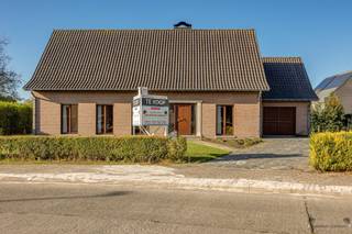 <p><span>Welkom in deze prachtige woning, ideaal gelegen in een rustige en kindvriendelijke wijk van Hamme.</span><span><br />Met een indrukwekkende bruikbare oppervlakte van </span><span>318 m²</span><span> en een royaal perceel van </span><span>2391 m²</span><span>, biedt deze eigendom uitzonderlijk veel ruimte, comfort én potentieel.</span></p><p><span>Uniek extra voordeel:</span><span> de </span><span>aangrenzende tuin biedt de mogelijkheid tot verkaveling voor woningbouw</span><span>, wat deze eigendom niet alleen aantrekkelijk maakt als gezinswoning, maar ook als interessante investering voor de toekoms</span></p><p><span>De </span><span>lichte, ruime woonkamer</span><span> met grote raampartijen straalt een warme en gezellige sfeer uit. De stijlvolle tegelvloer en de karaktervolle schoorsteen zorgen voor een tijdloze uitstraling.<br />De </span><span>volledig uitgeruste keuken</span><span> met klassieke houten kasten combineert charme met functionaliteit ideaal voor wie houdt van koken en gezellig samenzijn.</span></p><p><span>Op de bovenverdieping bevinden zich </span><span>vier ruime slaapkamers</span><span> en een </span><span>polyvalente ruimte</span><span>, perfect als bureau, hobbykamer of extra slaapkamers. De </span><span>badkamer</span><span> is voorzien van zowel een douche als een ligbad, ideaal voor wie houdt van comfort en ontspanning.</span></p><p><span>Buiten is het puur genieten van de rust en de natuur. De </span><span>uitgestrekte tuin</span><span> biedt ontelbare mogelijkheden van een speelparadijs voor kinderen tot een sfeervolle buitenoase.<br />Daarnaast beschikt de woning over een </span><span>praktische garage</span><span> en een </span><span>ruime opbergruimte</span><span> op de bovenverdieping.</span></p><p><span>Bekijk ook onze visuele tour: <span>https://web-player.walkly.app/VoT9ChdTkk3ayg4RKdVj/hNOwv51ply8hIAKrJdxI/ww/public</span></span><span> </span></p><p><span> </span></p>