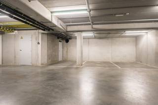 <p><span>Ondergrondse autostaanplaats met autolift nabij centrum Mechelen </span></p><p><span>Ondergrondse garage met autolift en autostaanplaats, gelegen in Residentie Fonteynbrug aan de Lange Schipstraat 100 te Mechelen. De ligging is centraal, op wandelafstand van het centrum en met een vlotte bereikbaarheid.</span></p><p><span>De garage is toegankelijk via een automatische poort en bereikbaar met een autolift.</span></p><p><span>Huurprijs: €150/maand<br />Gemeenschappelijke kosten: €45/maand</span></p>