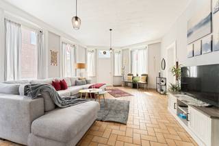 Roeselare-Beveren : <strong>charmante en ruime gezinswoning</strong> in hart van Beveren met 3 slaapkamers en toffe tuin. (opp 239 m²)<br /><br />Op zoek naar een warme thuis met ruimte, licht en een uitstekende ligging? Deze karaktervolle gezinswoning bevindt zich in de <strong>gezellige dorpskern </strong>van Beveren, op een boogscheut van Roeselare. Dankzij de vlotte bereikbaarheid van belangrijke invalswegen en de nabijheid van winkels, scholen en andere voorzieningen geniet u hier van <strong>optimaal wooncomfort</strong>.<br /><br />De woning valt meteen op door haar charmante gevel en verrassend ruime, lichtrijke indeling. Op het gelijkvloers wordt u verwelkomd in een <strong>royale lichtrijke woonkamer</strong>, gevolgd door een <strong>volledig ingerichte keuken </strong>en een hal met toegang tot de kelder en de trap naar de bovenverdieping. Verder vindt u een praktische wasplaats en een apart toilet De ingerichte badkamer is voorzien van een douche, dubbele wastafel en een tweede toilet.<br /><br />Op de eerste verdieping bevinden zich <strong>drie volwaardige en ruime slaapkamers</strong>, aangevuld met twee handige opbergzolders. Via een opklaptrap bereikt u de tweede verdieping, waar zich nog een extra zolderruimte bevindt.<br /><br />Buiten geniet u van een <strong>aangenaam terras en een tuin</strong>, die ook toegankelijk is via een poort in de zijgevel — ideaal voor de auto, fietsen of tuinmateriaal.<br />De woning is volledig uitgerust met radiatoren en beschikt over centrale verwarming op aardgas met een recente ketel, wat zorgt voor extra comfort en energie-efficiëntie.<br /><br />extra troeven : <br />- Elektriciteit goedgekeurd<br />- Geen renovatieverplichting<br />- centrum <br /><br />Kortom: een ideale gezinswoning met ruimte, charme en een topligging! Benieuwd, bel ons nu voor een afspraak !