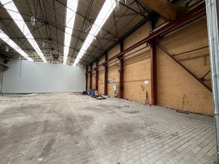 Dit magazijn te huur bevindt zich in Gent, gunstig gelegen langs de R4 met uitstekende bereikbaarheid richting de haven en de E40. De unit bevindt zich aan de achterzijde van een bedrijfsgebouw dat wordt gedeeld met diverse ondernemingen, waaronder CEBEO.Oppervlaktes:Atelier/magazijn: 600 m²Bouwjaar:1971Specificaties:- Vloer: beton en betontegels- Staalstructuur- Warmteluchtblazers- Nokhoogte atelier: 11 m- Vrije hoogte atelier: 8 m- Geautomatiseerde poort- Poort achteraan: B: 4,8 m en H: 4,4 m- Vermogen: 450 KVA- 3*400V+N- Opstalrecht voor zonnepanelen op het dak Beschikbaarheid: Onmiddellijk beschikbaar.Bent u geïnteresseerd in dit bedrijfsgebouw bestaande uit een magazijn te huur in Gent? Aarzel dan niet om ons te contacteren via 09 245 35 35.