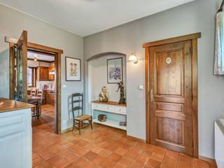 <p>Deze ruime woning in de Machelenbinnenweg in Deinze is gelegen op een ruim perceel van maar liefst 1.009 m² en biedt dankzij haar omvang en indeling heel wat mogelijkheden. </p><p></p><p>Bij het binnenkomen wordt u verwelkomd in een inkomhal met apart toilet, waarna u doorloopt naar de aangename woonkamer, voorzien van airco, met een mooi zicht op de ruime tuin. </p><p>Aansluitend bevindt zich de keuken, terwijl het gelijkvloers verder beschikt over een inpandige garage, badkamer, praktische gang en een handige inpandige tuinberging. </p><p></p><p>Op de eerste verdieping bevinden zich vier ruime slaapkamers, met bovendien de mogelijkheid om een vijfde slaapkamer te creëren. Daarnaast is er een douchekamer met toilet en een afzonderlijke berging. </p><p>De woning beschikt eveneens over een zolder, die bijkomende bergruimte biedt. </p><p></p><p>De ruime tuin en het omvangrijke perceel vormen een absolute troef en bieden tal van mogelijkheden voor wie op zoek is naar ruimte, rust en privacy.</p><p></p><p>De woning bevindt zich in de Machelenbinnenweg, een rustige en aangename omgeving nabij provinciedomein De Brielmeersen en het centrum van Deinze, waar u terechtkan voor allerhande winkels, scholen, horeca, ontspanning, etc. </p>