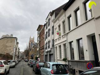 <p><span>Deze gerenoveerde studio is gelegen in een uitstekende buurt tussen Antwerpen centrum en Berchem. Tal van restaurants, winkels, parken en scholen bevinden zich op wandelafstand en maken dat het hier zeer aangenaam vertoeven is. Openbaar vervoer en een Velo-station zijn vlakbij aanwezig.</span></p><p><span> </span></p><p><span>Indeling:</span></p><p><span>We betreden de studio op de eerste verdieping en komen binnen in de lichtrijke en aangename leefruimte met open keuken. De keuken is praktisch ingericht en voorzien van een elektrisch kookvuur en een oven, ideaal voor wie graag zelf een maaltijd bereidt. Achteraan geeft de leefruimte rechtstreeks uit op het gezellige terras van 14 m². Deze aangename buitenruimte biedt de mogelijkheid om in alle rust te genieten van een koffie, een aperitief of een zonnige dag.</span></p><p><span>De badkamer is praktisch ingericht en voorzien van een douche, een lavabo en een toilet.</span></p><p><span> </span></p><p><span>Praktische info:</span><span> </span></p><ul><li><span>EPC 183 kWh/m²</span></li><li><span>Terras</span></li><li><span>Beschikbaar: 01/11/2026</span></li><li><span>Gemeenschappelijke kosten: 15/maand</span></li><li><span>Huurwaarborg: 3 maanden huur</span></li><li><span>Plaatsbeschrijving: €225</span></li></ul><p><span> </span></p><p><span>Boek nu zelf ONLINE uw afspraak in. Surf naar het betreffende eigendom op onze website <span>www.habicom.be</span></span><span> en klik op de roze knop </span><span>'PLAN EEN BEZOEK'</span><span>. <br />Kies het moment dat u het beste uitkomt, vul de gevraagde contactgegevens in en klik nadien op verzenden om te bevestigen.</span></p><p><span>Benieuwd naar de waarde van uw woning? Check het gratis op www.watismijnhuiswaard.be</span></p><p><span> </span></p>